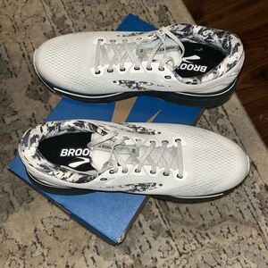 Brooks Ghost women’s Athletic sneakers in White and Black Size 13